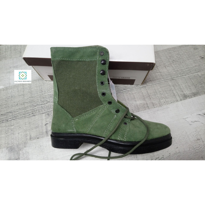 Stivale alto verde cacciatore capelli grigi